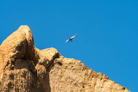 一架飞机飞过史密斯洛克州立公园的一堵石墙