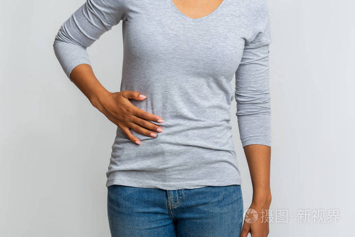 患有肝痛的非洲妇女