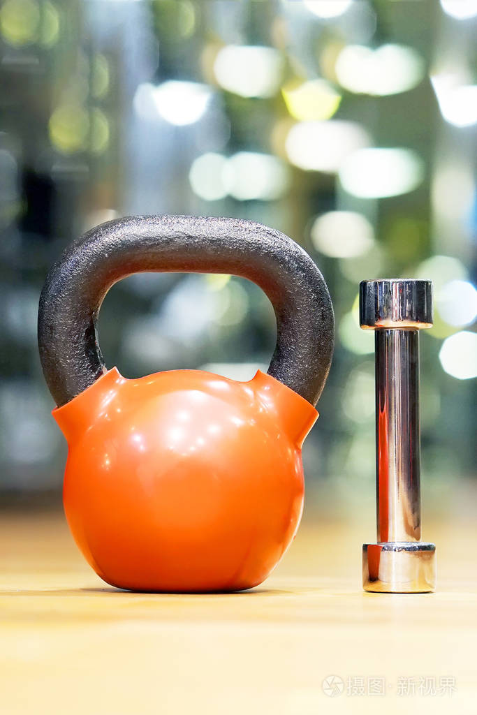 健身房里五颜六色的壶铃