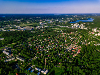 芬兰城市或城镇的鸟瞰图。美丽的夏季风景。