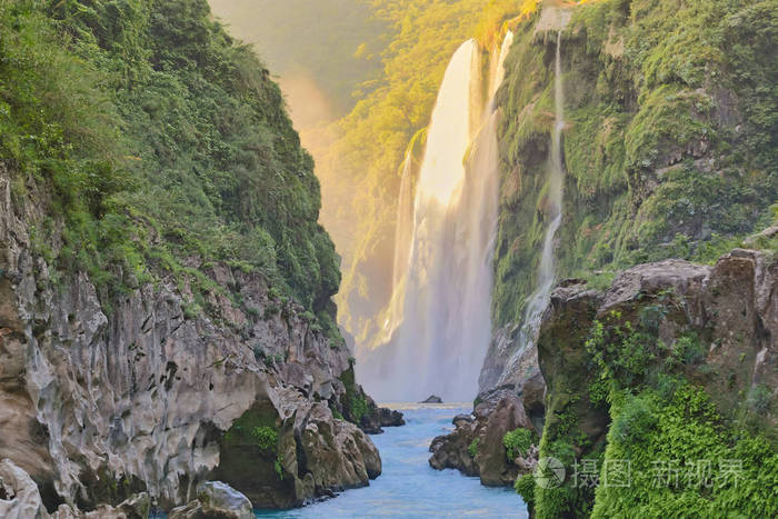 墨西哥圣路易斯波托西塔穆尔瀑布的河流和令人惊叹的水晶蓝水