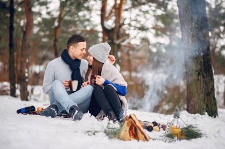 盘和一杯热饮料,窗外有雪冬日森林里可爱可爱的一对司机在车里喝咖啡