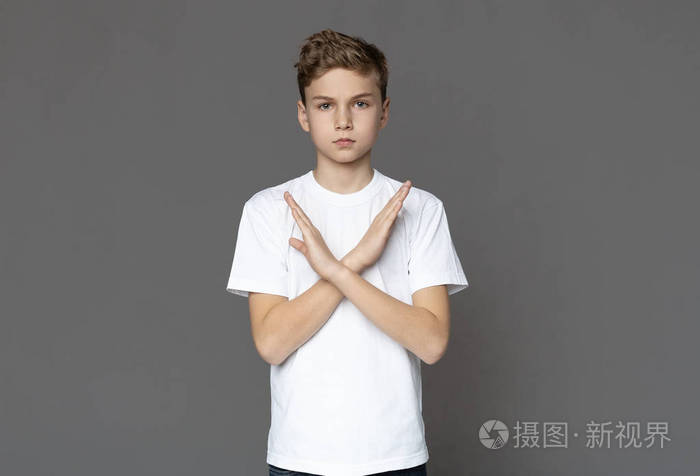 画室背景交叉着灰色的手