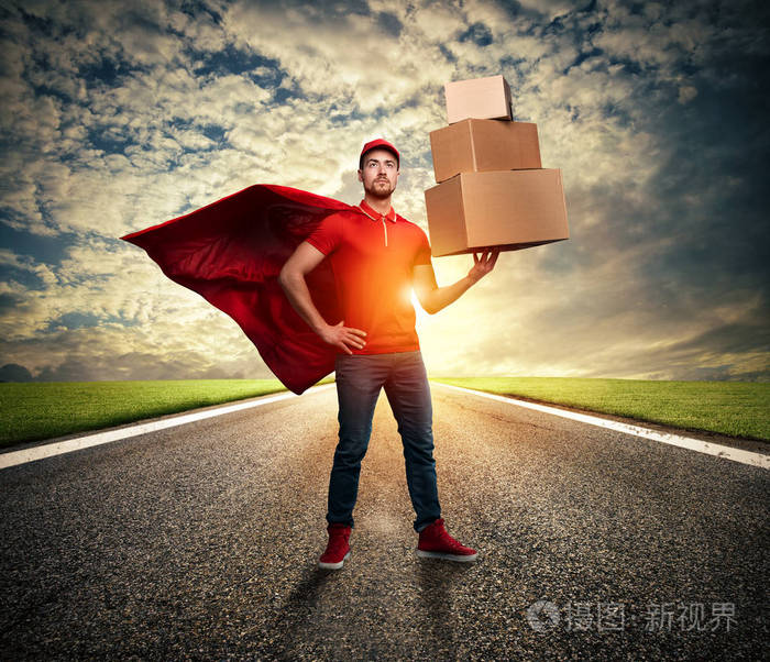 信使在大街上就像一个强大的超级英雄成功理念与装运保证