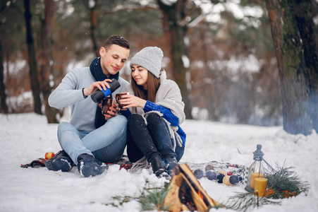 冬日饮酒冬日森林里可爱可爱的一对照片