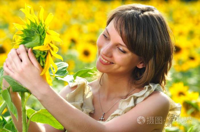 花圃里的女孩手里拿着向日葵