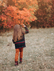 秋林中可爱小女孩的画像。