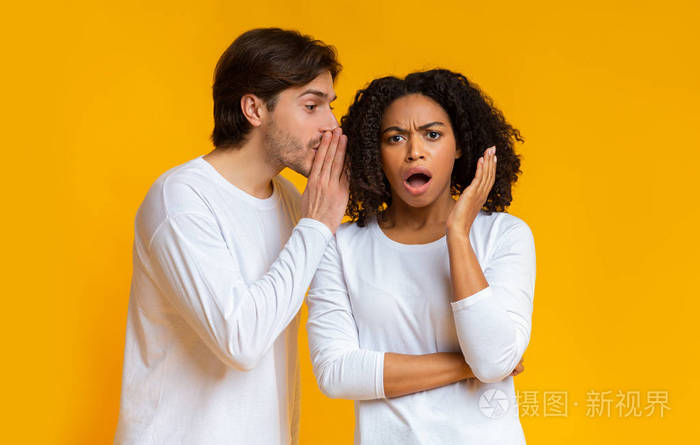 年轻人和女朋友闲聊在她耳边小声说秘密