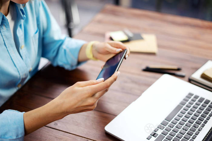 女人指着智能手机屏幕在社交网络聊天