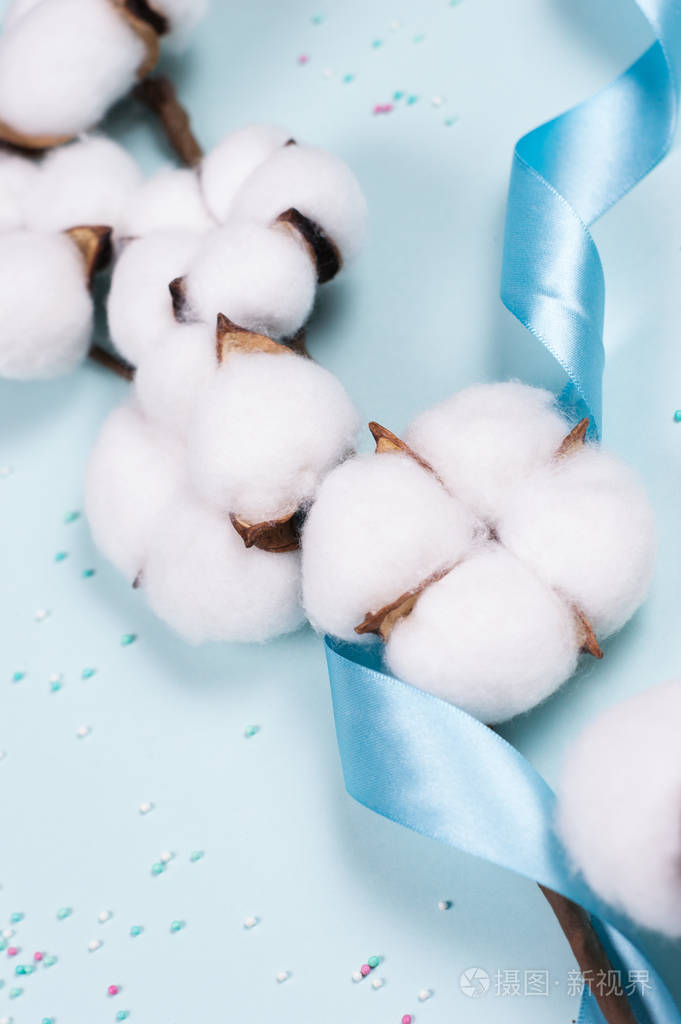 蓝色背景上的白色软棉浅蓝色丝带