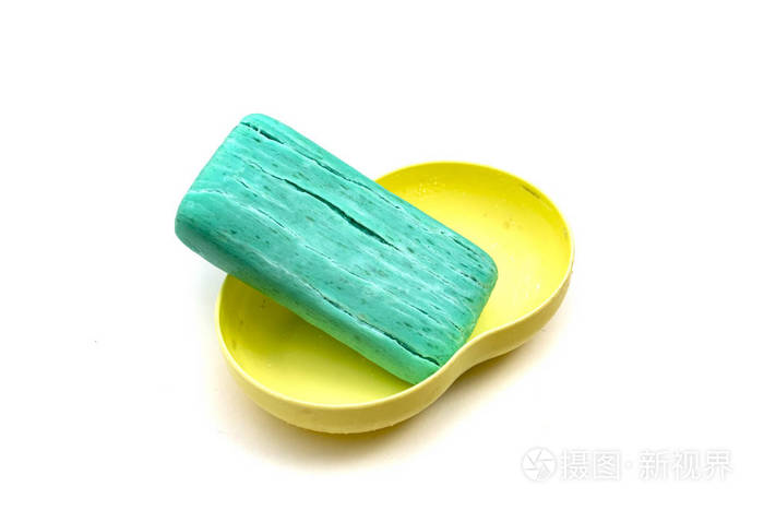 白色背景上有裂缝的蓝色干香皂