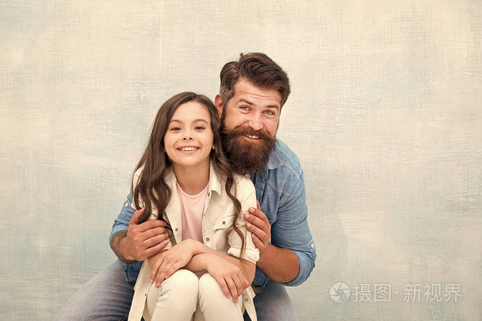 家人的拥抱.父女俩抱着浅色的背景.友好关系.概念父亲节.