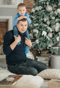 冬天 漂亮的 美丽的 拥抱 儿子 新的 圣诞节 男孩 白种人