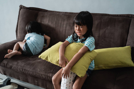 孩子们在家里又吵又哭儿童情绪肖像孩子们在家里又吵又哭脾气暴躁的小