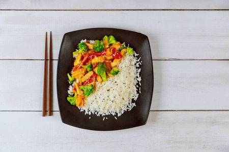 亚洲炒肉，蔬菜配白米。