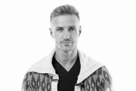 有魅力的成熟男人.一个头发灰白,有鬃毛的成熟男人.