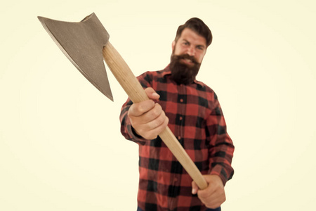 切碎它。斧头选择性聚焦。大胡子男子手持白色隔离的大斧柄。凶残的铁斧伐木工人。有锋利刀片的斧子或木材切碎器