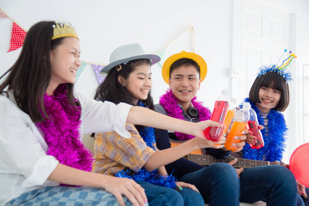 一群快乐的年轻人和朋友在聚会上喝苏打水