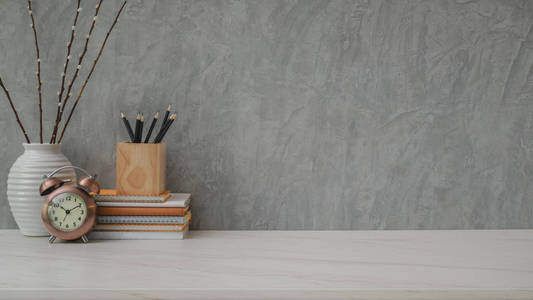 工作区的特写视图,带有复制空间,装饰,铅笔和书籍,大理石书桌上有灰色