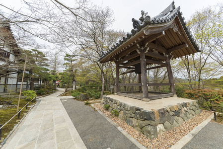 日本京都，荒山，木雕寺的古老的木制钟楼