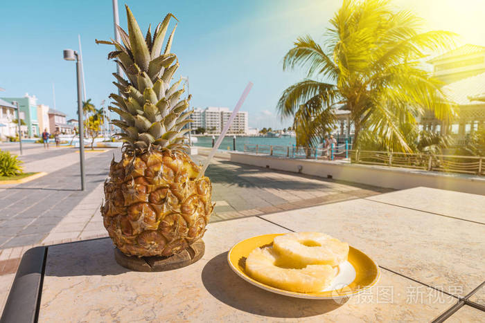 在海港的背景下桌上放着菠萝汁的酒精鸡尾酒pinacolada街头餐厅户外
