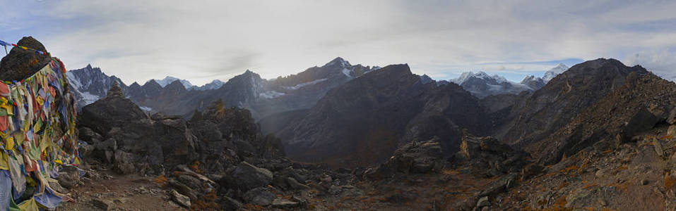 日落时分，从Gokyo Ri山俯瞰美景