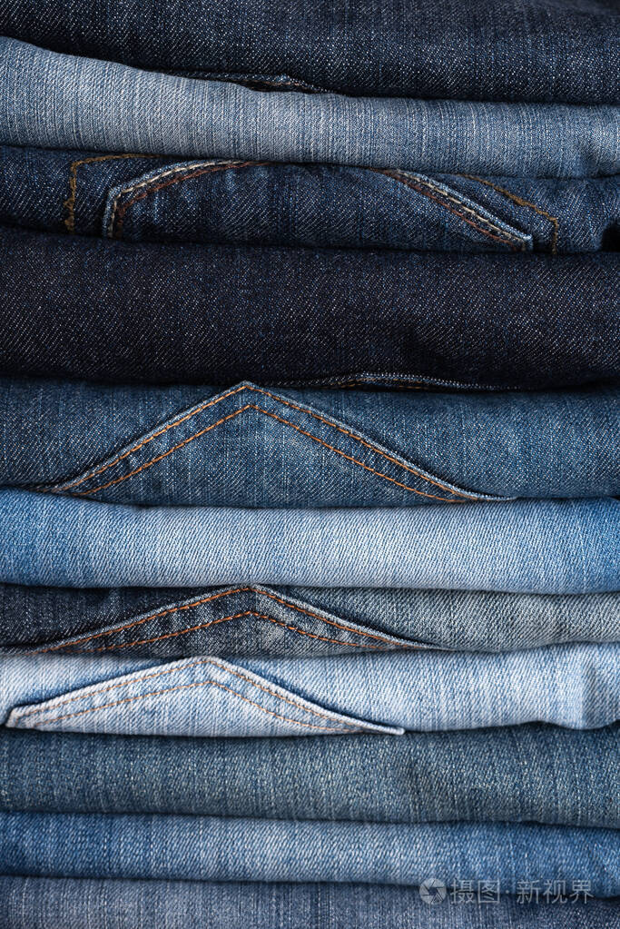 一堆不同颜色的蓝色牛仔裤牛仔裤背景特写