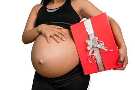 孕妇拿着圣诞礼盒。