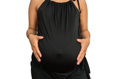孕妇抚摸着她的大肚子。