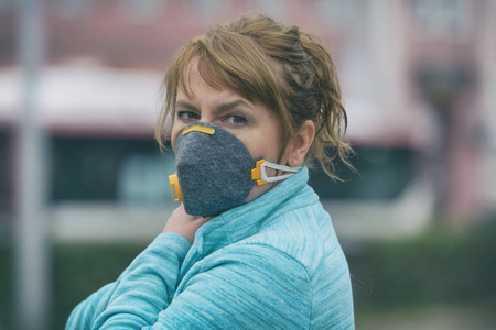 Woman wearing a real antipollution, antismog and viruses face 