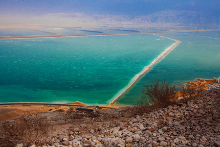 以色列埃因博克附近沙漠的死海景色