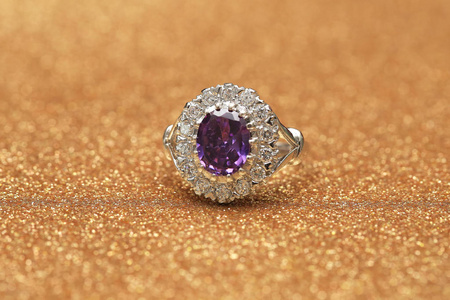 钻戒上的紫色宝石