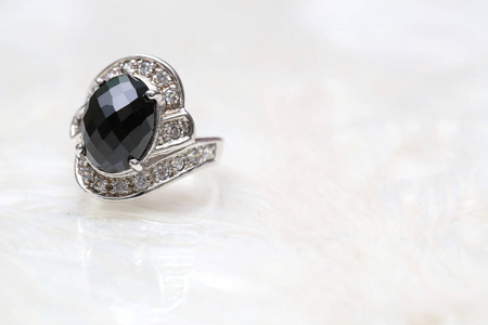 钻石戒指上的碧玉黑宝石照片