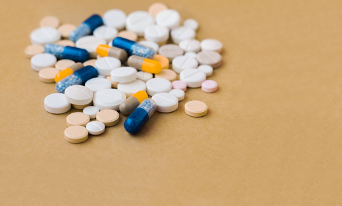 一堆五颜六色的药丸,药片和瓶盖照片