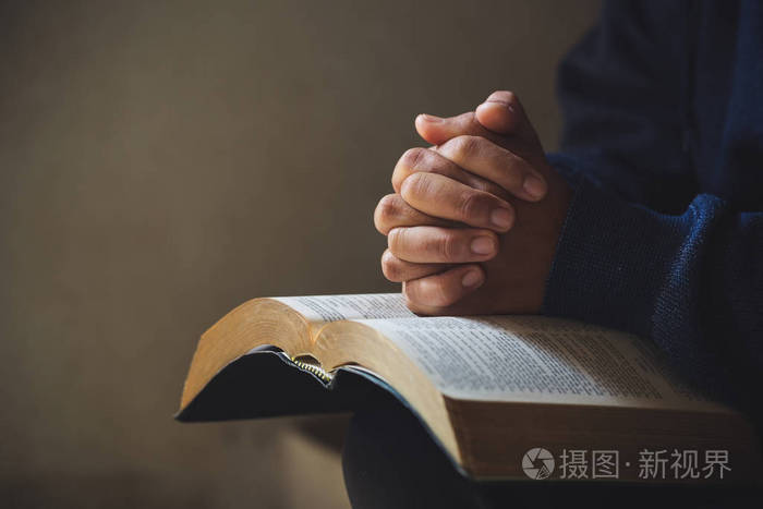 双手合十祈祷教堂里的圣经信仰观念