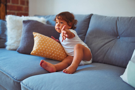 面对 小孩 衣服 在室内 婴儿 甜的 美好的 肖像 乐趣