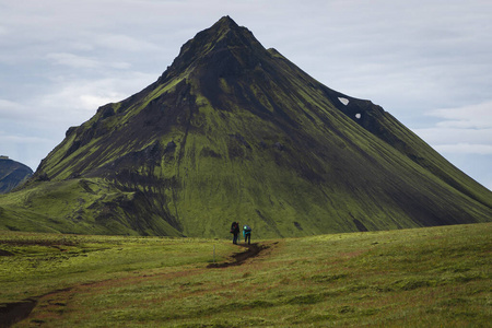 从冰岛高地的劳加维格长途跋涉的景色