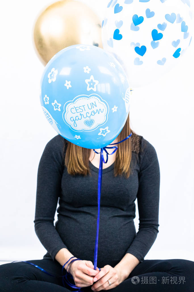 坐着气球的年轻孕妇性别揭示
