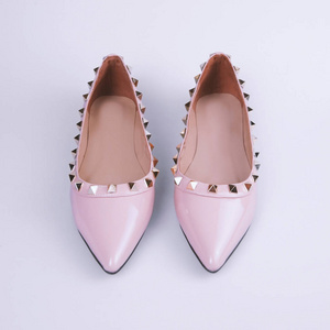 灰色背景的粉红色女鞋