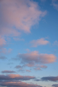 夕阳天空中的粉红色香草云图片