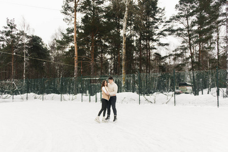 白种人 自然 公园 故事 滑冰者 在一起 溜冰场 活动 浪漫