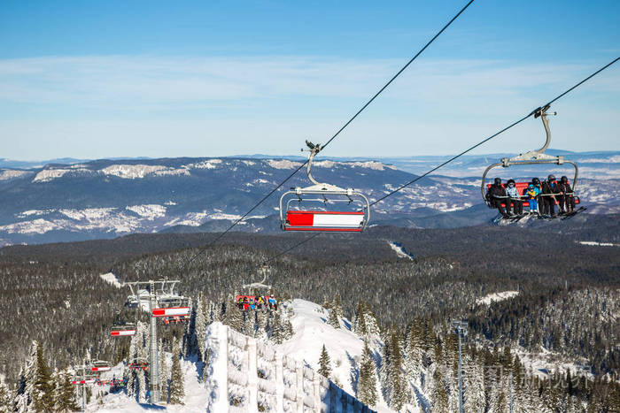 冬季六座山地滑雪电梯你可以看到后面的大头针