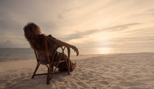 放松 时尚 女孩 日落 躺椅 梦想 温暖的 自然 假期 地平线