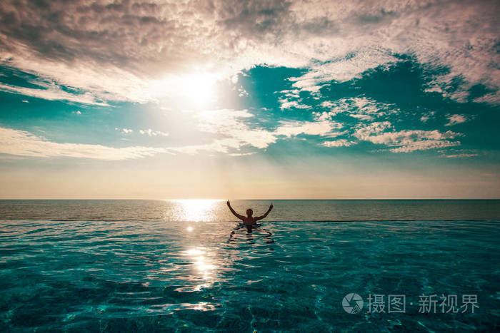 游泳池里穿着比基尼的快乐男人