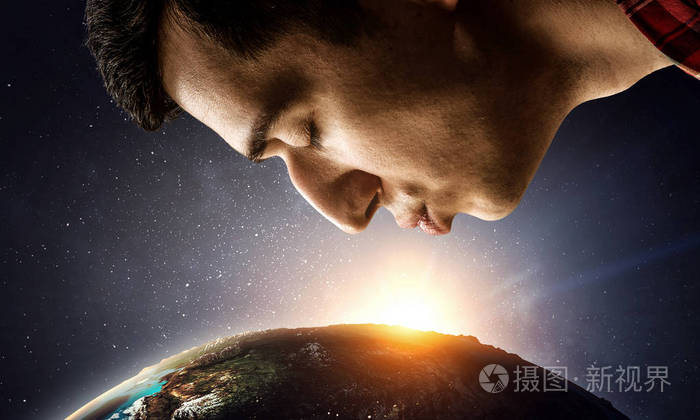 男人亲吻地球仪混合介质