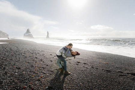 人类 乐趣 天空 冰岛语 岩石 美丽的 夫妇 海滩 冬天