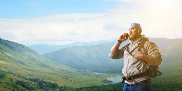 山里的徒步旅行者。混合介质