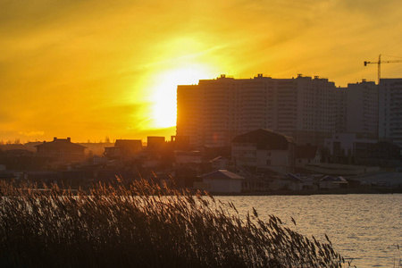 夕阳映衬着湖面上的大型建筑