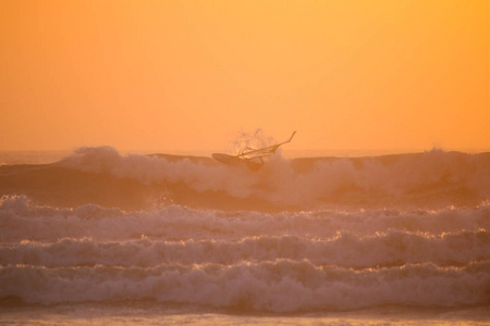 红夕阳中的风帆冲浪技巧