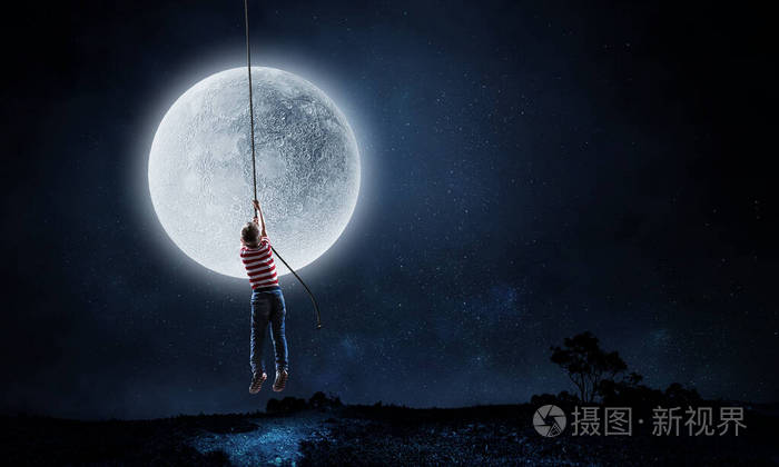 小男孩抓月亮混合介质